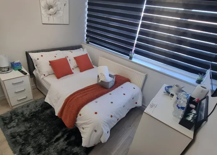 Top Hotels Near Cromwell Manor Pitsea