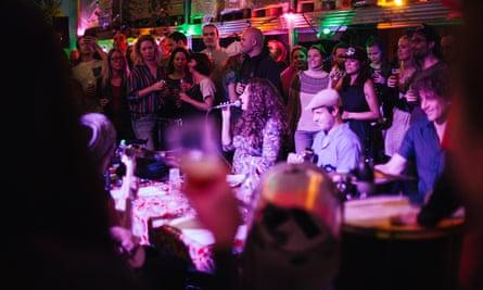 A crowd at Oedipus Brewery, Amsterdam, listen to an intimate performance.