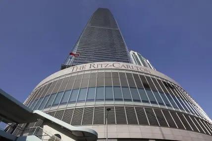 Das Hotel The Ritz-Carlton im Wolkenkratzer International Commerce Centre in West Kowloon, Hongkong.