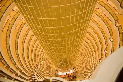 Wunderschöne chinesische Baukunst erwartet dich in der Lobby des Grand-Hyatt im Jin Mao Tower in Shanghai.