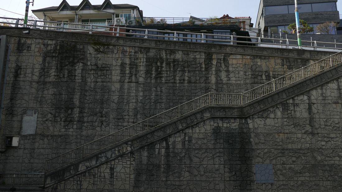 <strong>Staircase to Jahamun Tunnel: </strong>It's one of the film's most pivotal and heartbreaking scenes. The Kims make a mad dash from the Parks and run down this long staircase in the pouring rain into Seoul's Jahamun Tunnel. 